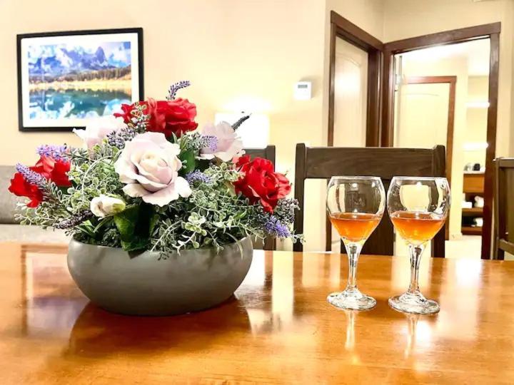 Falcon Crest Lodge 1 Bedroom Condo With Gym & Hot-Tubs & Mountain View Canmore Zewnętrze zdjęcie